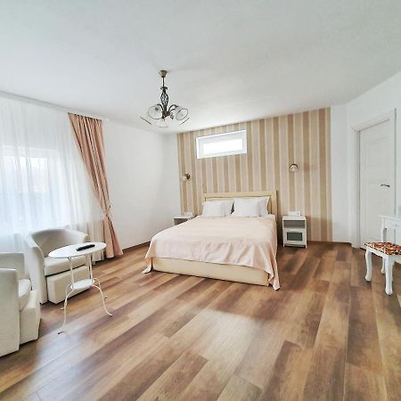 Tourist B&C Hotel Curtea De Arges Exterior photo