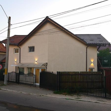 Tourist B&C Hotel Curtea De Arges Exterior photo
