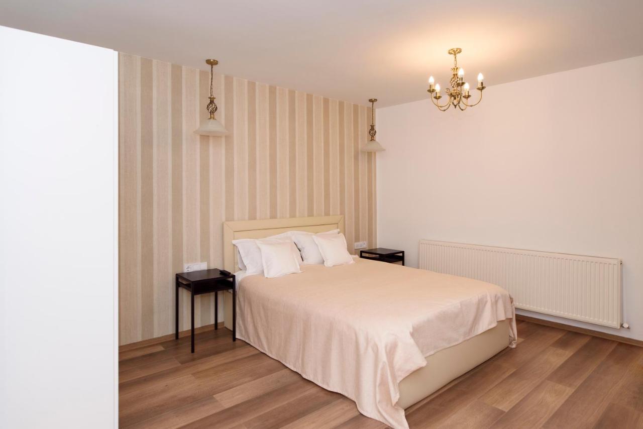 Tourist B&C Hotel Curtea De Arges Exterior photo
